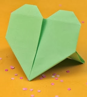 http://lasmanualidades.imujer.com/2011/04/22/como-hacer-un-corazon-origami