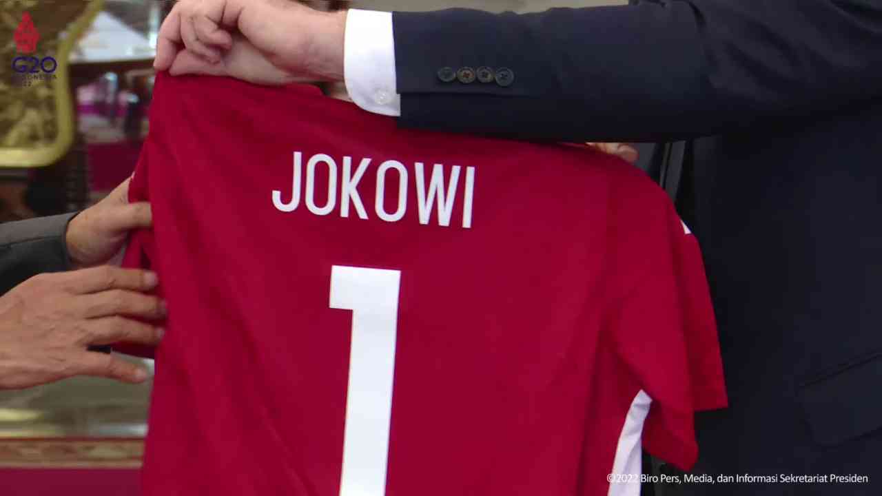 Bahas Transformasi Sepakbola, Presiden Fifa Hadiahi Jokowi Bola & Jersey Khusus