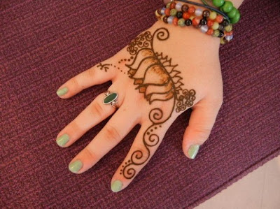 Valentine’s Latest Mehndi Designs 2013 For Girls