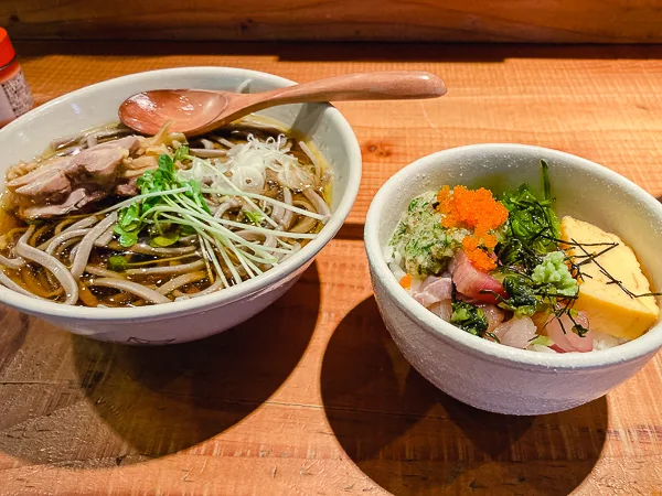 高円寺『山形料理と地酒 まら』冷ったい肉そばと音飯丼