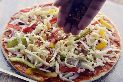 sprinkle vegetables pizza