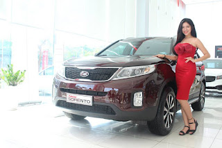 Sorento cùng gái đẹp