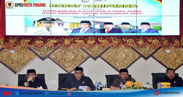 Rapat Paripurna DPRD Padang Penyampaian KUPA PPAS TA 2022 oleh Wali Kota Padang