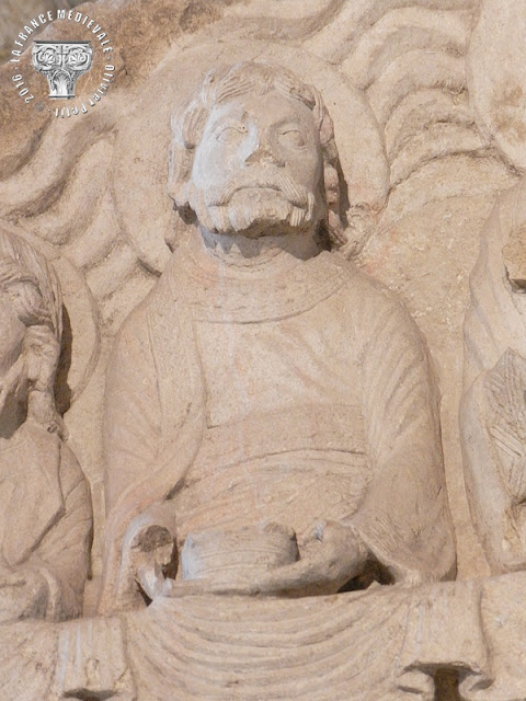 DIJON (21) - Musée archéologique : Tympan de la Cène (XIIe siècle) du dortoir de St Bénigne