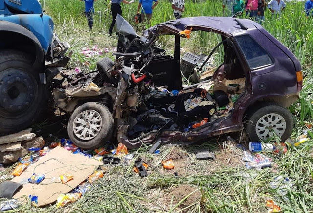 FIAT UNO SE DESMANCHA EM COLISÃO FRONTAL COM UM CAMINHÃO