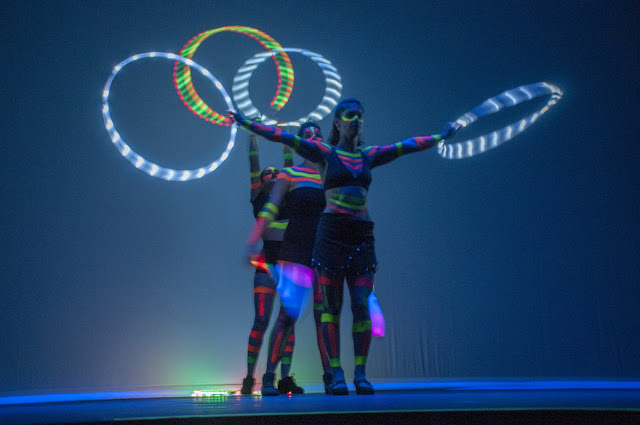 Performance Show neon com malabaristas led para abertura de convenção de vendas em São Paulo.