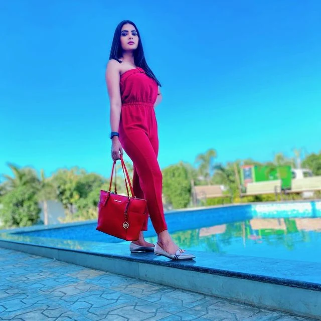 अनुपमा प्रकाश Anupama Prakash Web Series Actress Stylish Fashion Hot red