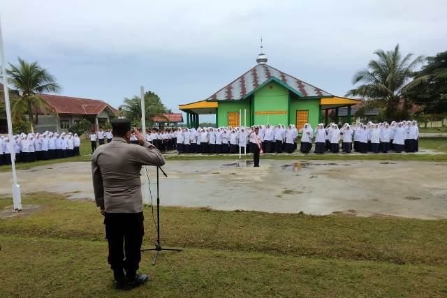 Pesan Kanit Binmas Polsek Simpang Ulim Saat Jadi Pembina Upacara di MTsN 1 Aceh Timur