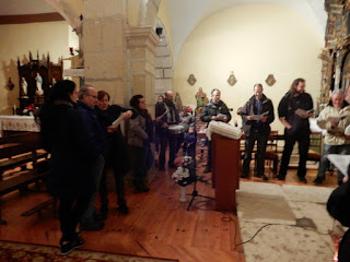 cantores y tamborilero en torno al altar