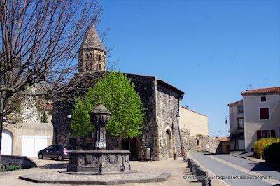 La place de l'ormeau et la fontaine de saint-Saturnin.