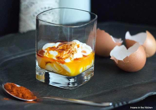 Pochierte Eier mit Knoblauch-Joghurt-Sauce und Paprikaschaum