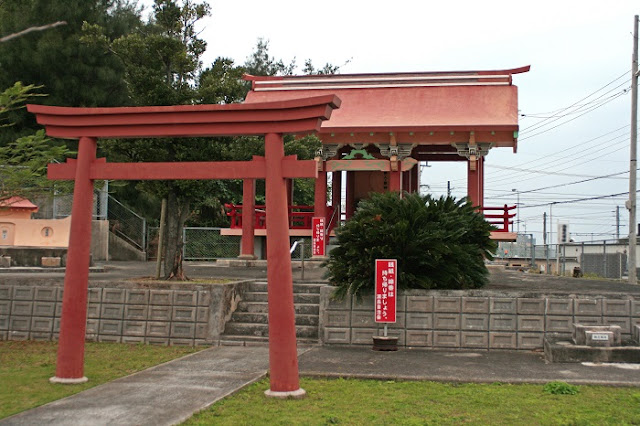 瀬長拝所の鳥居と神殿の写真