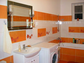 Baño decorado en blanco y naranja