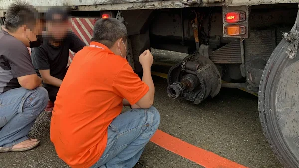 國道1號彰化段貨車輪軸斷裂險翻車  防禦駕駛扭轉車禍意外