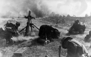 Минометчики вермахта ведут огонь из миномета по позициям польских войск в окрестностях Радома.