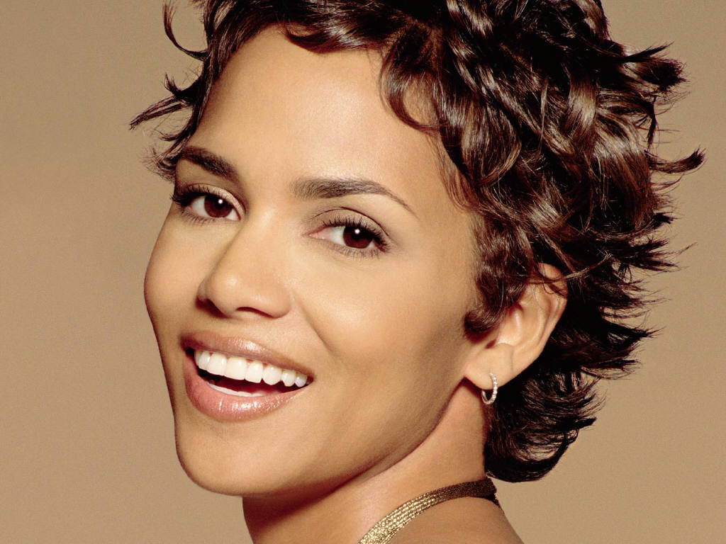 Celebrity Halle Berry Short Curly Hairstyle Pictures