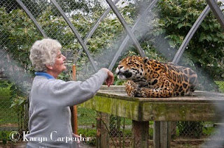 Wanita dengan Macan Tutul