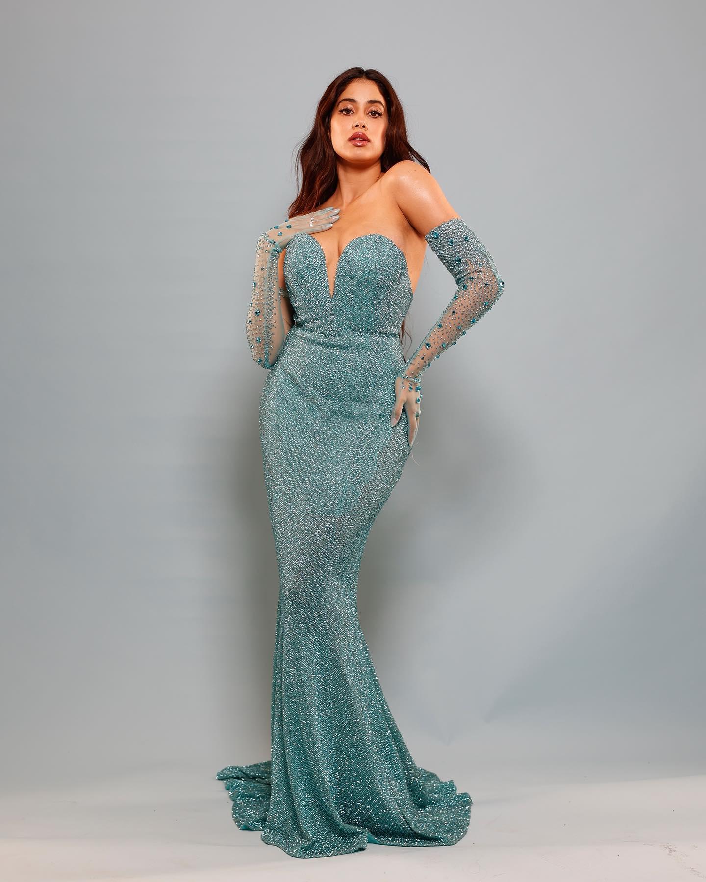 Indian Star Janhvi Kapoor Sizzles in Hot Saree and Strong Nose Ring