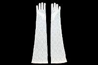 Los guantes largos y de encaje son ideales para un vestido sencillo y sin mangas