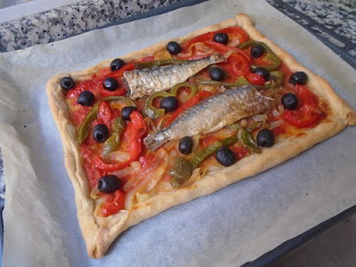 Coca salada de pimientos y sardinas