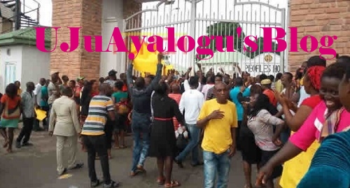 BREAKING News: Owerri Market Traders Block Imo Govt House, Demand Audience with Gov. Okorocha