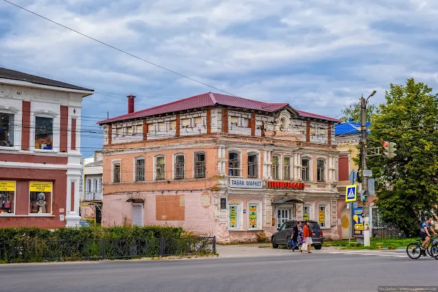 Старое, трехэтажное кирпичное здание с декором