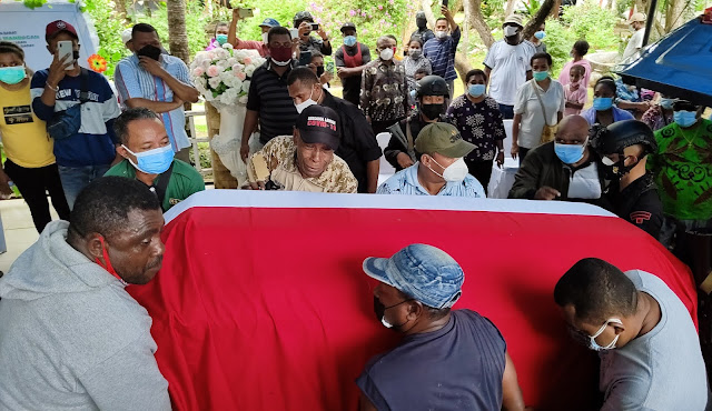 Dominggus Mandacan Pimpin Prosesi Pemakaman Jimmy Demianus Ijie di Manokwari.lelemuku.com.jpg