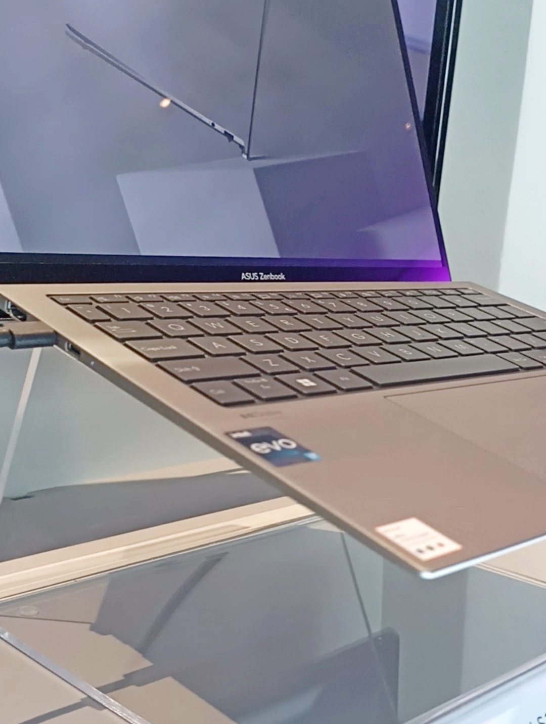 Asus zenbook 14 oled ux3405ma. ZENBOOK s13 OLED раскладывается или нет.