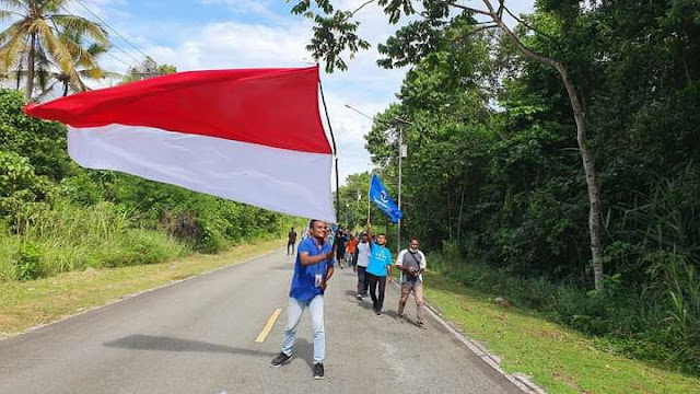 Merah Putih Berkibar Bersama Gerakan Mahasiswa Kristen Indonesia di PLBN Skouw