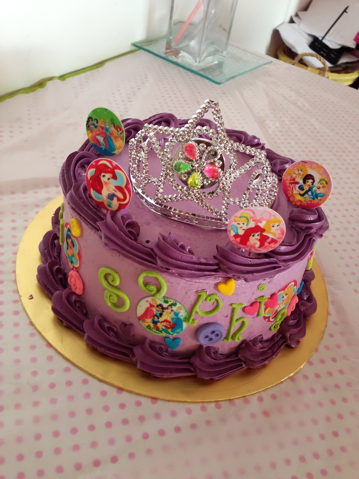 Ninie cakes house: Princess Birthday cake with crown