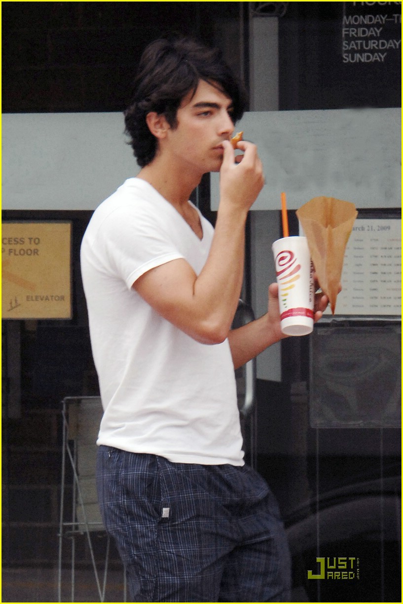 [joe-jonas-jamba-juice-04.jpg]