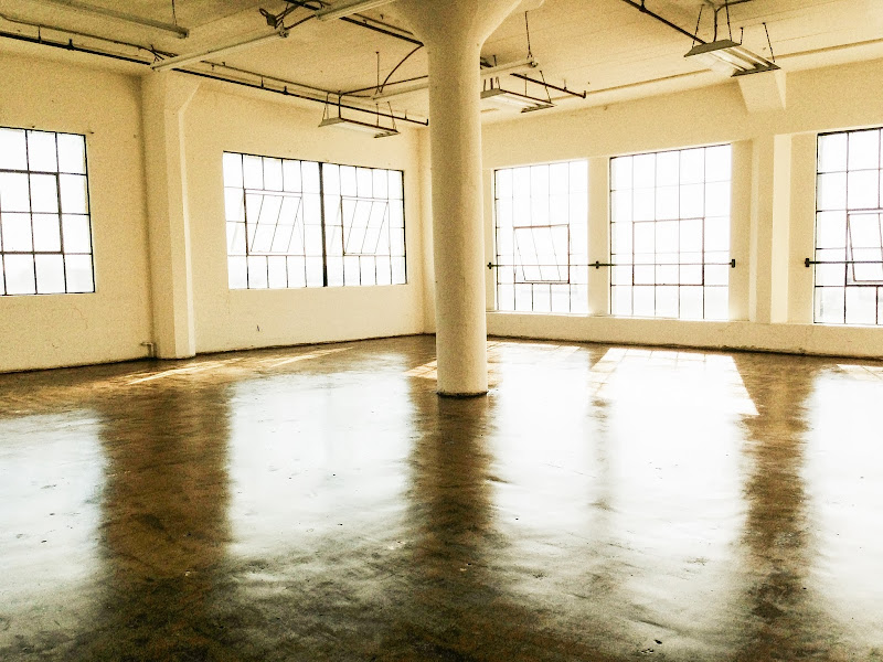 Beautiful open penthouse loft, with high ceilings, window galore and  title=