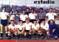 C. S. D. COLO COLO - Santiago de Chile, Chile - Temporada 1947 - Urros, Machuca, Sorrell (entrenador), Medina, Araya, Muñoz, Sabaj y Pino; Aranda, Torres, Domínguez, Peñaloza y López - Este año, el Colo Colo fue Campeón de la Liga chilena