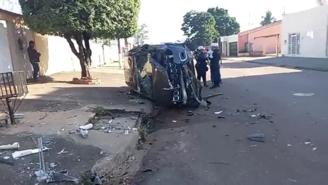 Jeep com duas crianças capota após avançar preferencial