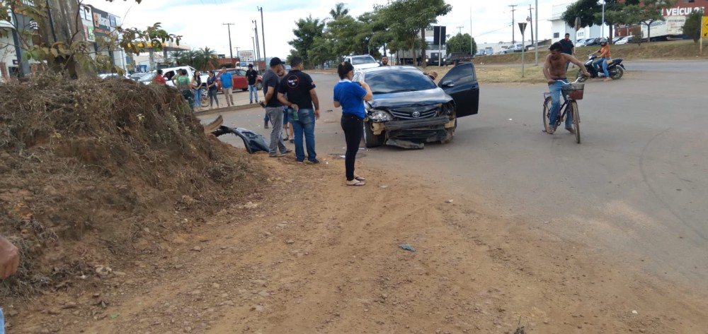  Acidente de Trânsito no cruzamento entre a rua JK e Afonso José envolvendo dois veículos