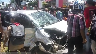 Mesin Mati Di Tengah Rel, Mobil Minibus Ini Dihantam Kereta Api