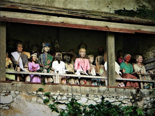Сулавеси Лонда, балкон со статуями
