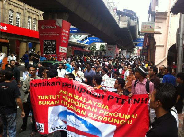Edisi Hangat! Gambar Sekitar Demonstrasi Mansuh PTPTN!:The Kaki Wayang 