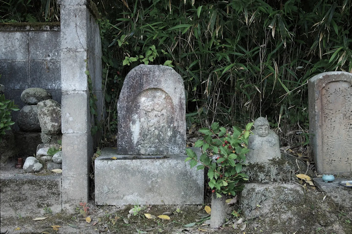 鳥取県西部の道祖神、宗形神社前道端の双体道祖神