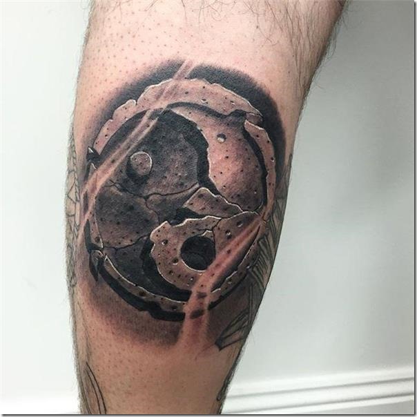 tatuaje-de-yin-yang-en-tonos-de-gris-en-la-pierna