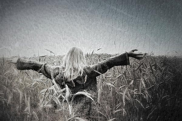 Una mujer en un campo de trigo.