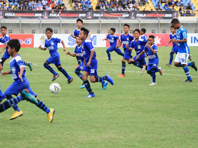 Empat Pemain Liga 1 Indonesia vs 90 Anak Diklat Persib