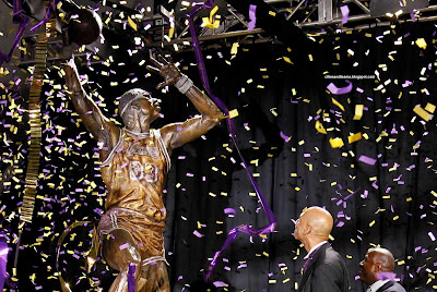 Kareem Abdul Jabbar With His Bronze Statue Legend Of Los Angeles Lakers NBA Hd Desktop Wallpaper