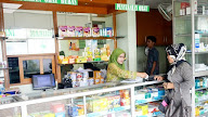 Penulisan yang Benar Apotik atau Apotek?_Bagaimana menulis kata apotek
yang benar menurut EYD-EBI dan/atau mana yang baku dan benar antara
apotek dan apotik?_Sahabat pembaca, kita sering menemukan tulisan
apotik dan apotek di media cetak maupun internet. Ketika seseorang akan
menulis kata tersebut untuk keperluan resmi misalnya surat dinas, dia
ragu apakah mau mengetik apotek atau apotik. Nah, jika selama ini Anda
masih ragu tentang mana yang baku dan benar antara tulisan apotik
dengan apotek yang sesuai dengan EYD dan KBBI, maka mulai detik ini
Anda tidak boleh ragu karena penulisan yang baku dan benar adalah
apotek.Apotek via http://rskartini.co.id/ Pengertian apotekApotek
adalah toko tempat meramu dan menjual obat berdasarkan resep dokter
serta memperdagangkan barang medis; rumah obat; ( sumber: KBBI ) Contoh
Penulisan kata Apotek dalam KalimatIbu membeli obat sakit kepala di
apotek.Demikian sekilas tentang Mana yang Benar Apotik atau Apotek?,
semoga bermanfaat.