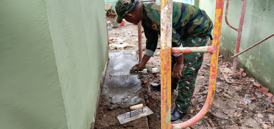 Personil Satgas TMMD Juga Langsung Plaster Pembatas Kaki Menara Masjid