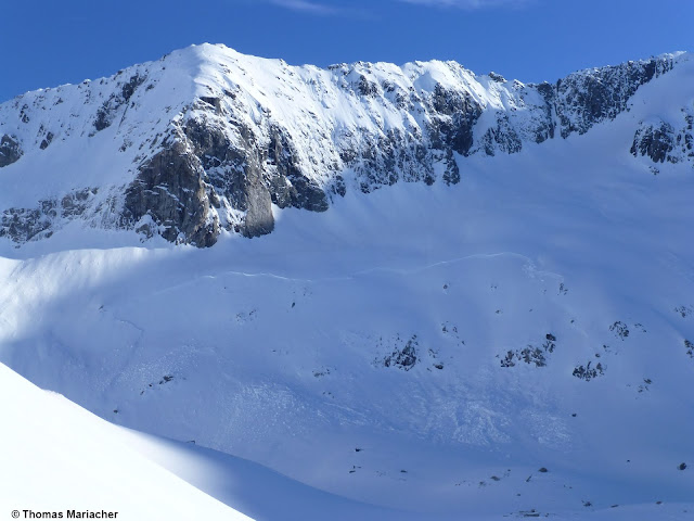 Valanga di neve a lastroni nella regione del Großvenediger a 3200 m circa. SO. Frattura vicino alla superficie. Causa più probabile: situazioni tipo 4 oppure 9. (Foto: 26.05.2021)Schneebrettlawine in der Großvenediger-Region auf ca. 3200m SW. Oberflächennaher Anriss. Gefahrenmuster gm.4 bzw. gm.9 als wahrscheinlichste Ursache. (Foto: 26.05.2021)