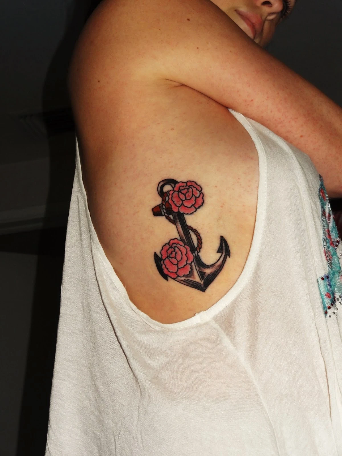 tatuajes anclas y rosas