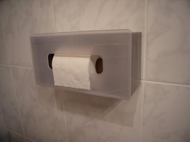 Cómo utilizar una caja de servilletas como portarrollos de baño. Ten el papel higiénico a salvo de los gatos juguetones.