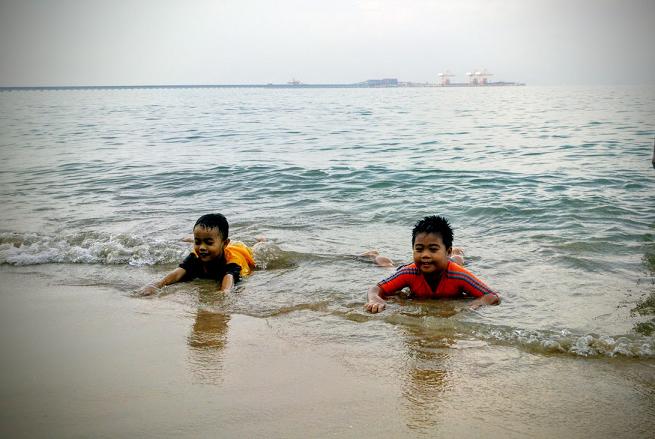 Mandi Pantai Teluk Batik 