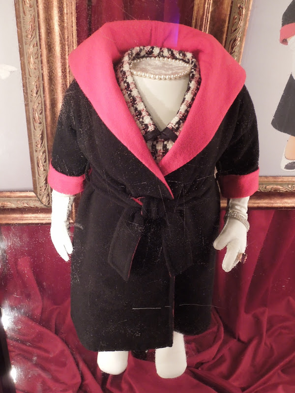 Miss Piggy Paris stroll film costume Muppets